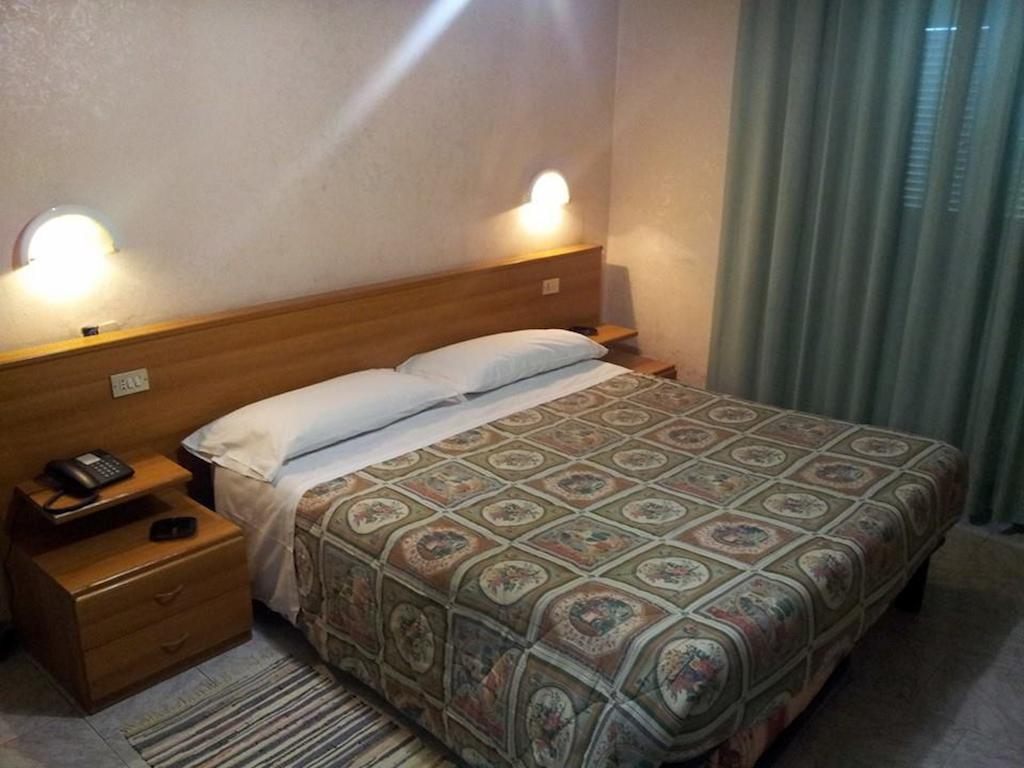 Hotel Acapulco Milán Pokoj fotografie